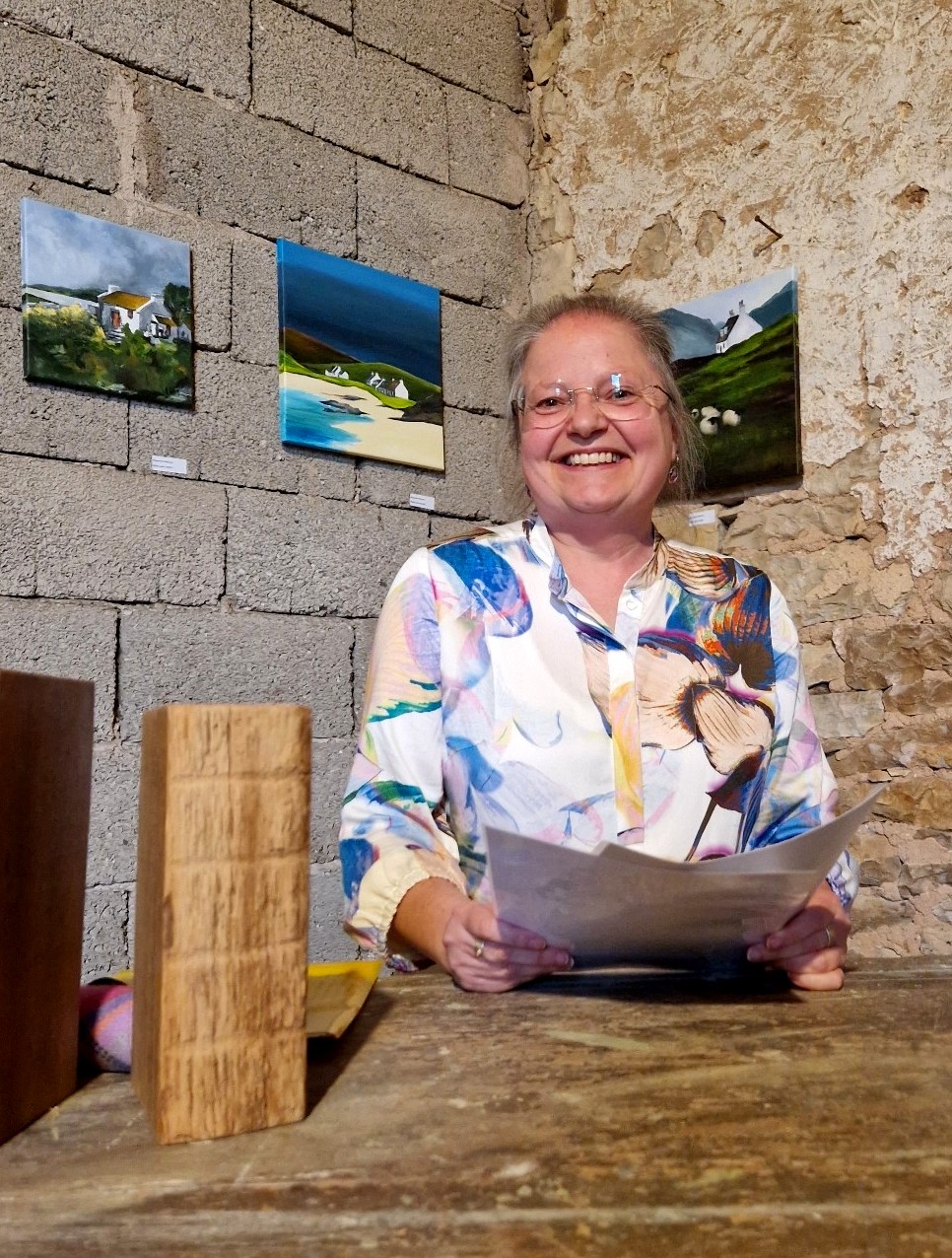 2023 KvO Alexandra Walczyk mit 3 ihrer ‚Highland Houses’_Foto KvO Archiv